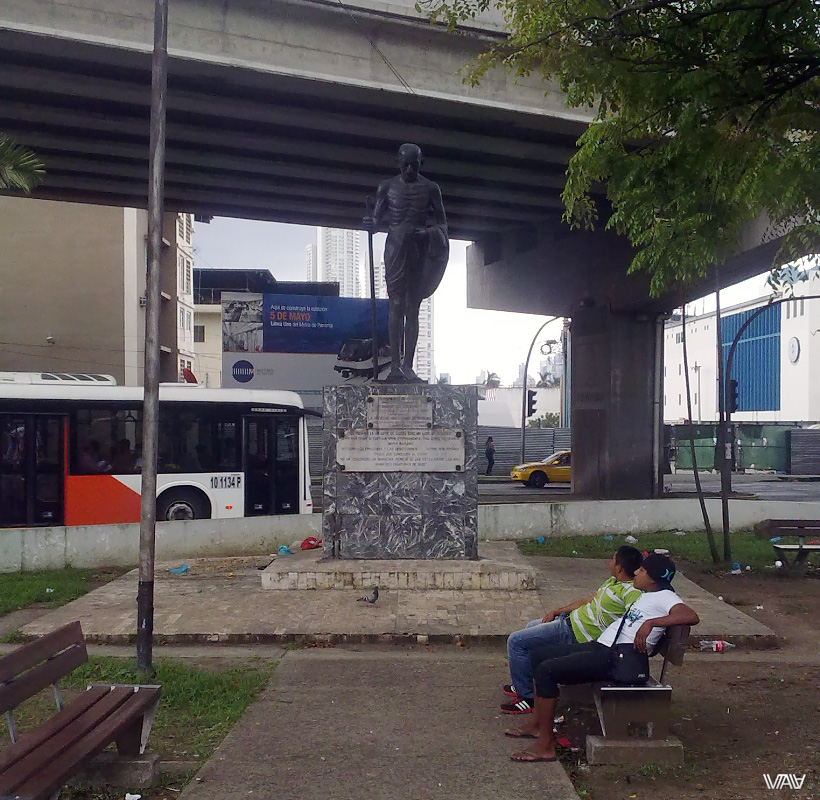 Памятник, фотографирование которого с нашей стороны привело к интересу со стороны местных жителей Панама Сити
