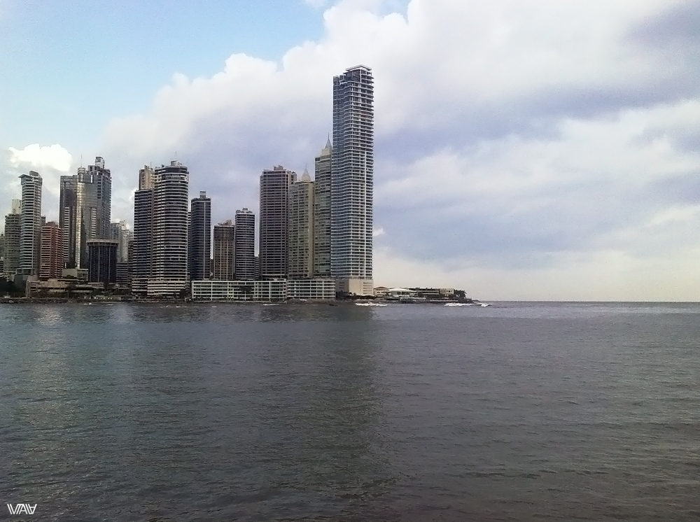Небоскребы на берегу океана в новом Панама Сити