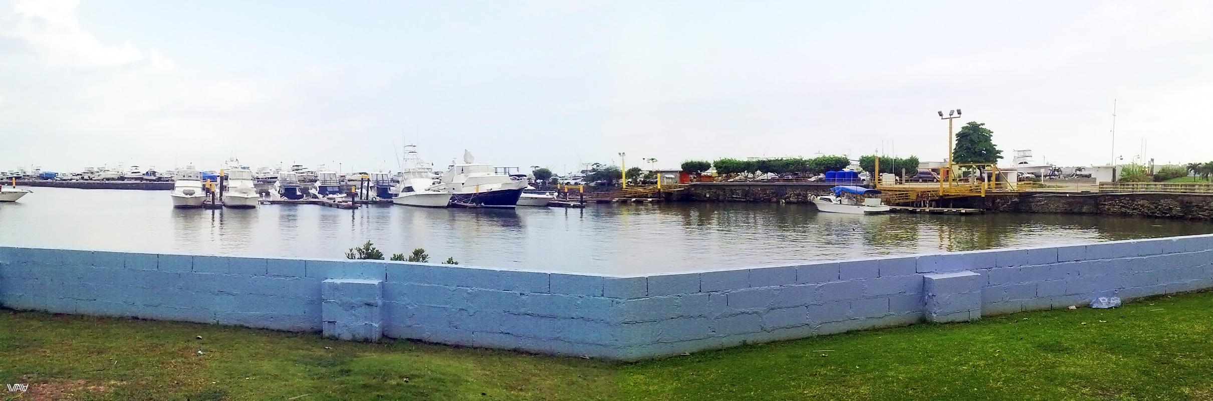 Панорама яхт-клуба на берегу прямо в новом Панама Сити