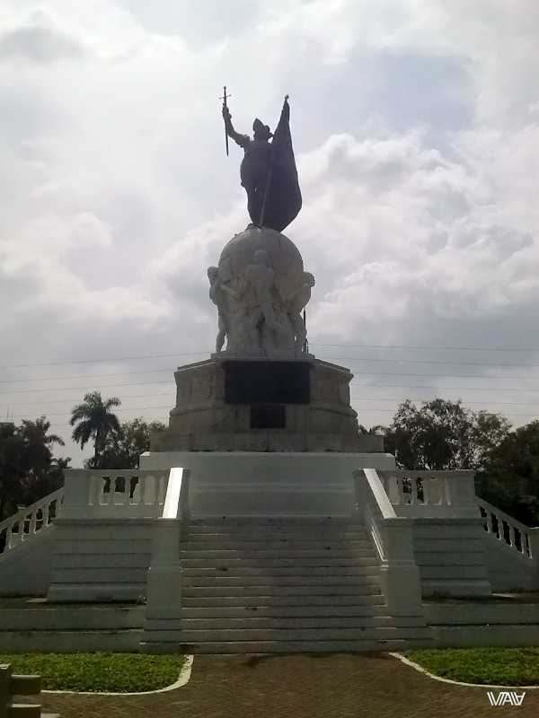 Памятник, очевидно, посвящен Колумбу и открытию Нового Света в новом Панама Сити