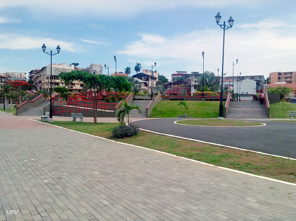 Небольшой парк с концертной площадкой на набережной старого города Панама Сити