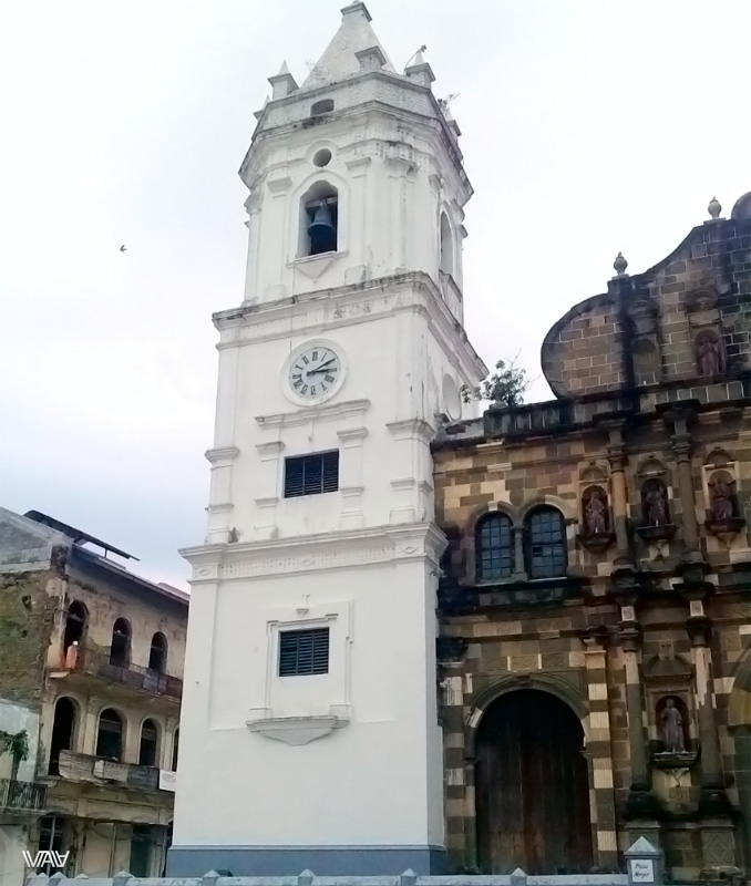 Невиданной красоты и стиля мною до сих пор костел (его левая башня) в старом городе Панама Сити