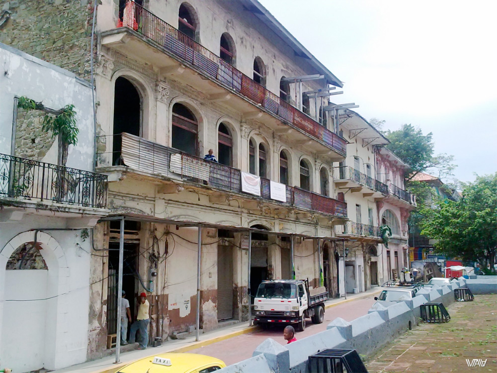 Еще не отреставрированный жилой дом в старом городе Панама Сити