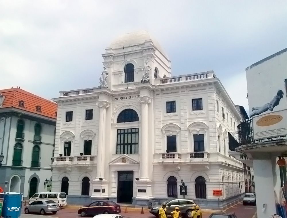 Гос. здание колониального стиля в старом городе Панама Сити