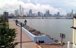Набережная Панама Сити с видом на небоскребы делового центра города с высоты старого города)