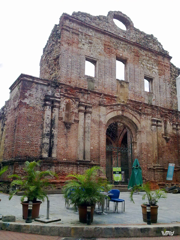 Еще одна стена от какого-то разрушенного древнего здания старого  города Панама Сити