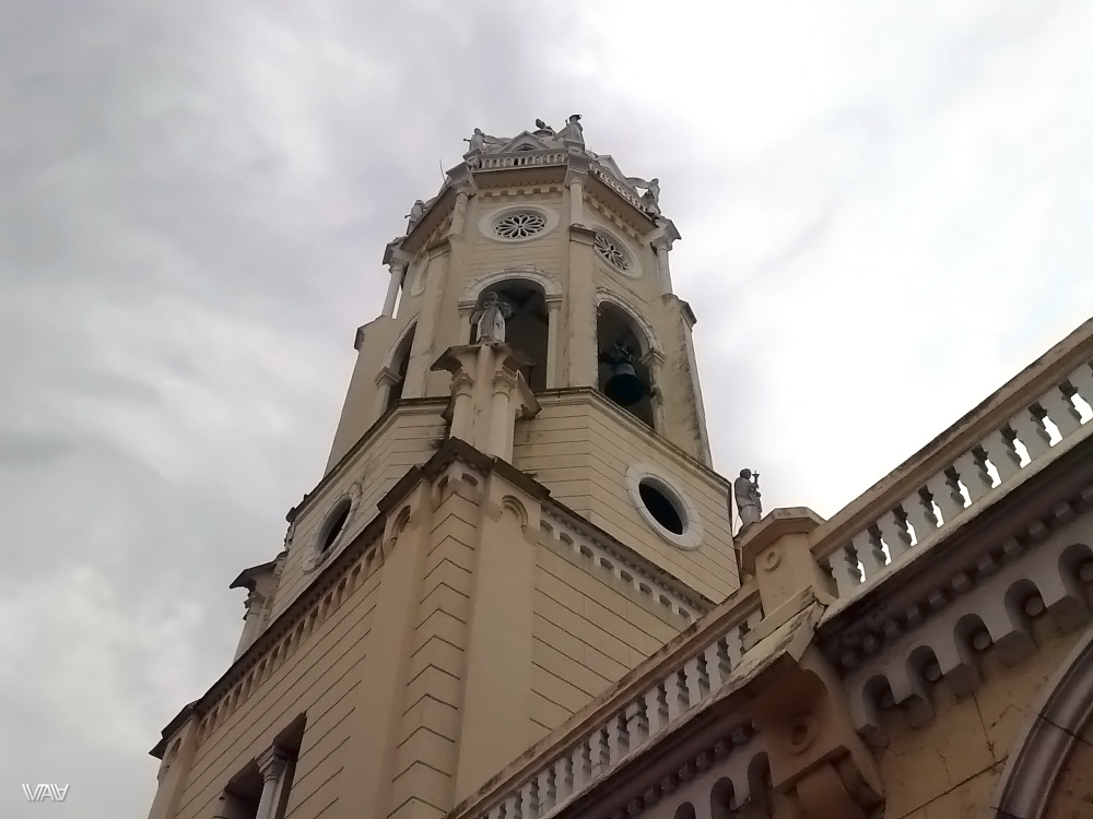 Башня с действующим колоколом костела старого города Панама Сити