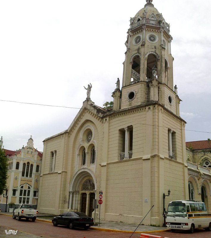 Действующая и очаровательно красивая церковь старого города Панама Сити