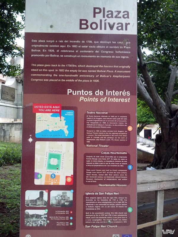 Площадь Боливар и ее стенд с историей и отмеченными интересными местами в старом городе Панама Сити