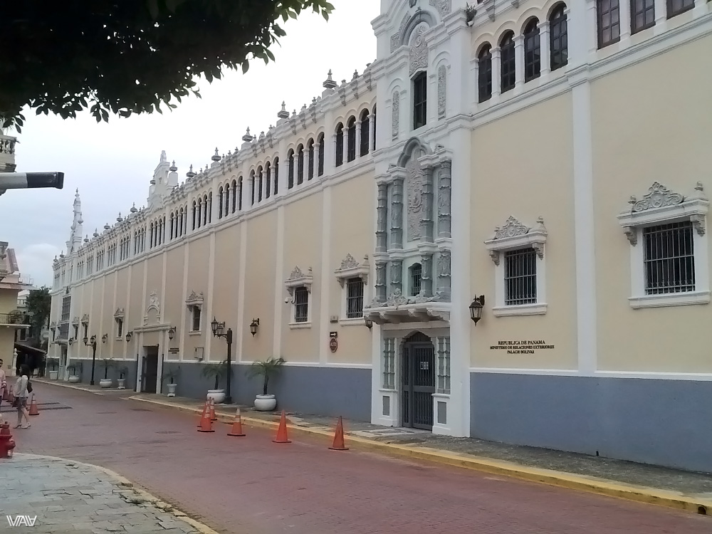 Стена действующего гос.учреждения на площади Боливар в старом городе Панама Сити