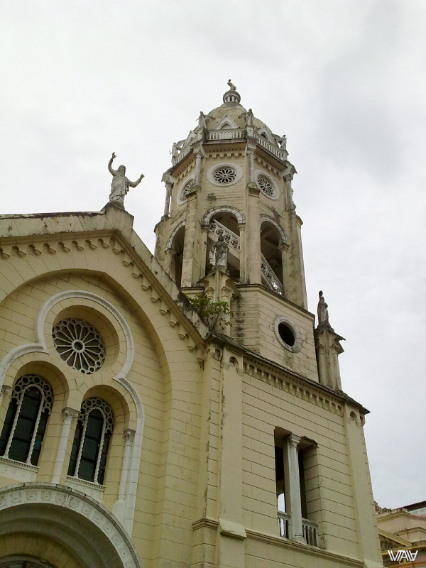 Стало облачно, напоследок еще раз чудесная церковь на площади Боливар в старом городе Панама Сити