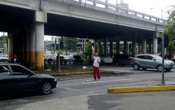 Именно в Панама Сити я впервые увидела, как на светофорах устраивают свои представления различного рода артисты.