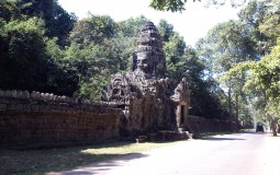 Забытые во времени потайные ворота в стене вокруг Ангкор Вата, Сием Рип, Камбоджа.
