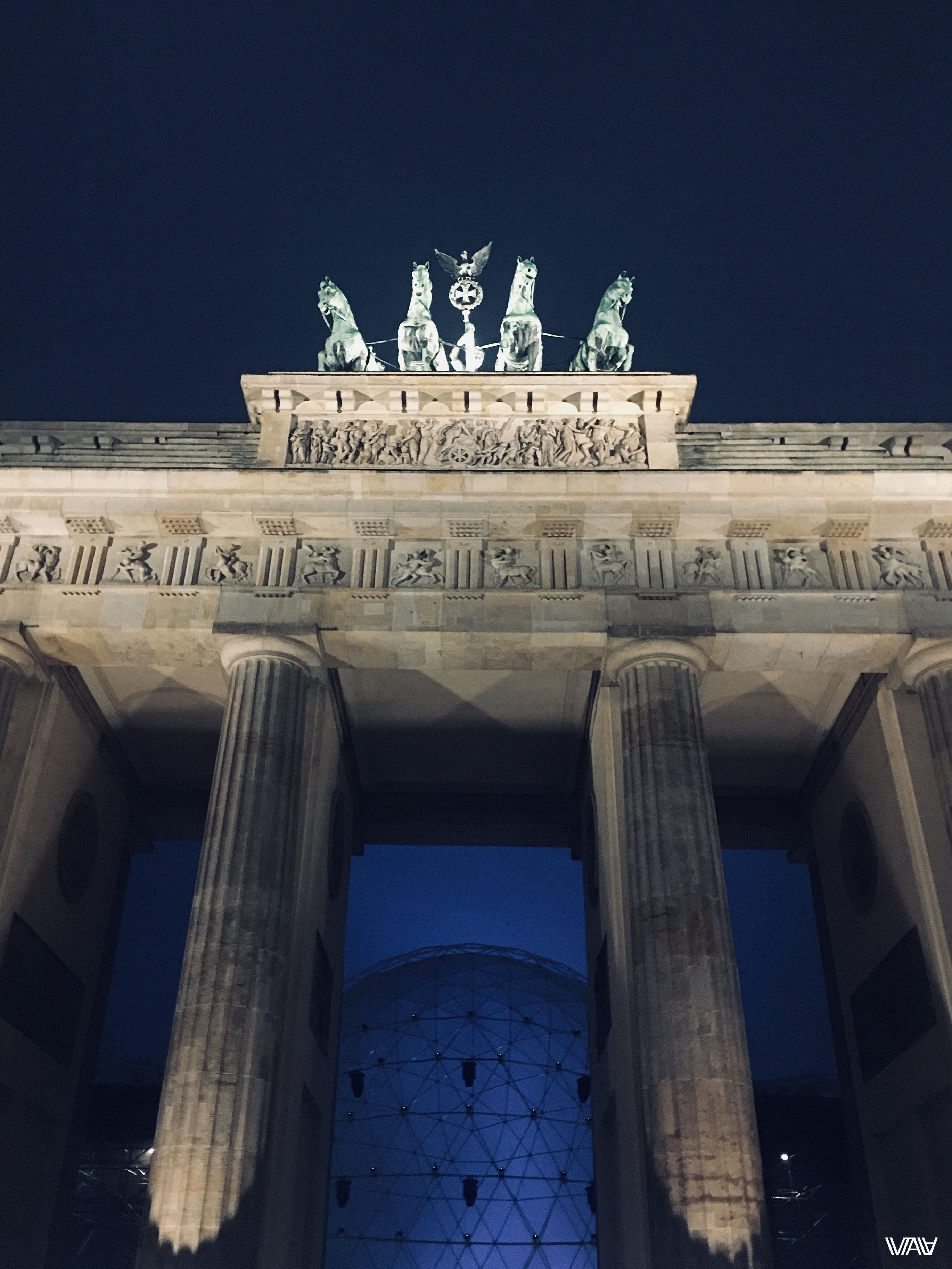 Бранденбургские ворота ночью выглядят еще более величественно. Берлин, Германия