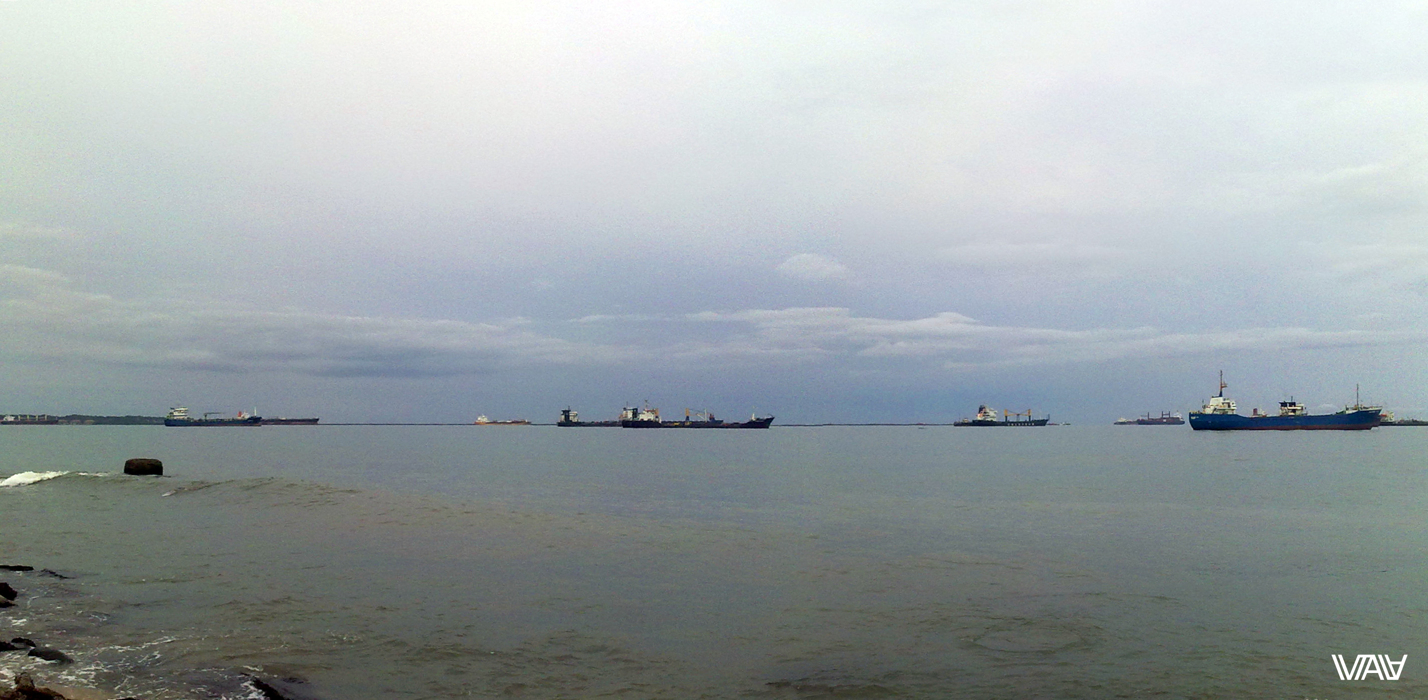 Карибское побережье в городе Колон характеризуется огромным количеством кораблей. Колон, Панама