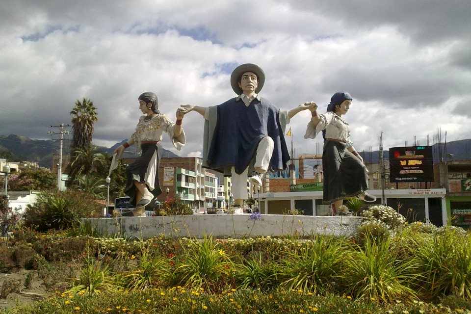 Main unique city statues symbolizing the unity of the Ecuadorian multinational people.
