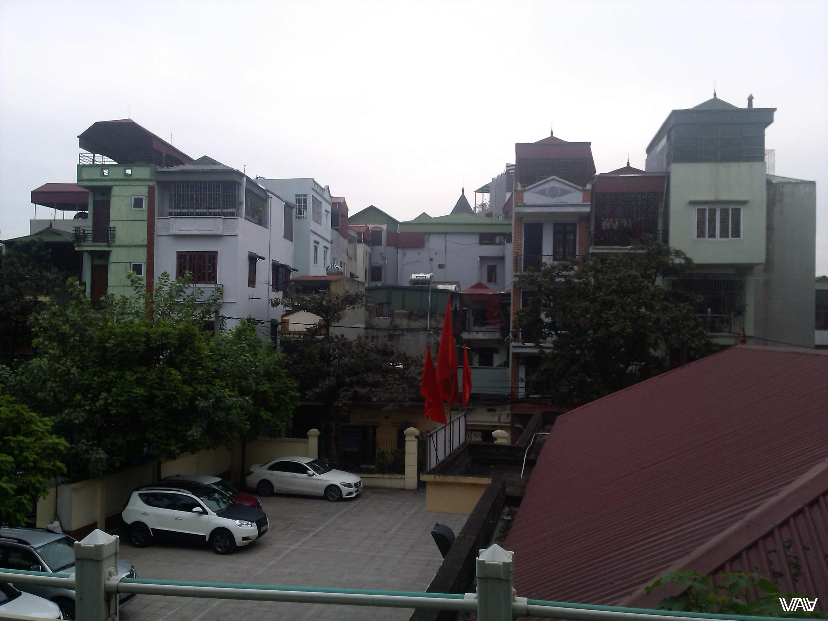 Судя по парковке и флагам, это элитные дома. На вид как обычные, но какие же здесь все-таки узкие! Ханой, Вьетнам.