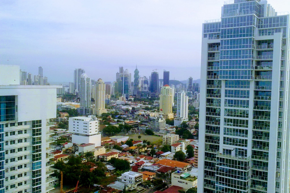 Вид с надцатого этажа обыкновенного небоскреба элитного района Панама Сити, Панама