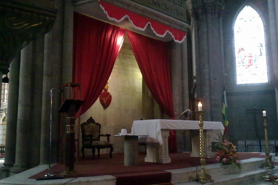 Мини версия Ватикана и Папского рабочего места. Базилика дель Вото Насьеналь, Кито, Эквадор
